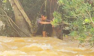 Sống sót sau 9 ngày mắc kẹt giữa sông Sống sót sau 9 ngày mắc kẹt giữa sông