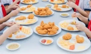 Vì sao gà rán, khoai tây chiên thế các món Việt trên bàn tiệc tổng kết năm học?