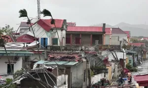 Nhà cửa đổ sập, tốc mái khi bão Bualoi quét qua