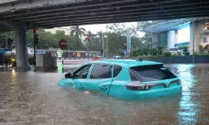 Ôtô, xe máy 'ngâm' trong nước lụt Hà Nội
