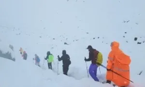 Hàng trăm du khách kẹt giữa bão tuyết trên Himalaya