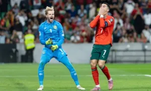 Ronaldo khiêu khích thủ môn Ireland trước khi hỏng phạt đền