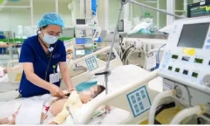 Bé trai 2 tuổi suy hô hấp nặng do uống nhầm dầu thắp đèn