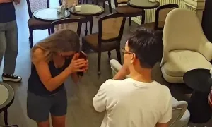 Nữ du khách Mỹ vái lạy cảm ơn chủ quán Hà Nội