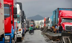 Dòng xe kẹt hàng chục km trên quốc lộ 1